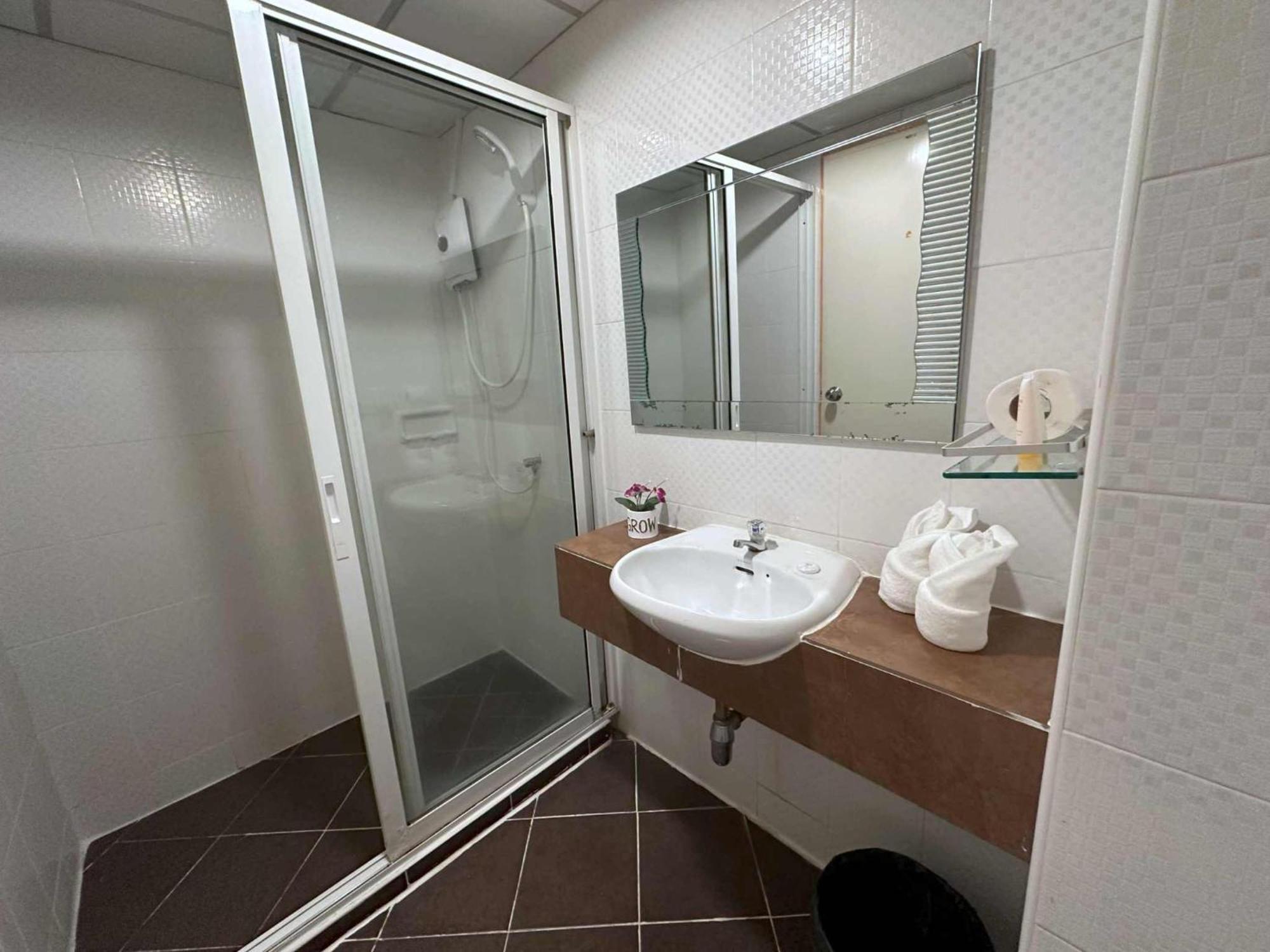 Aryan Suites Hotel Bangkok Esterno foto