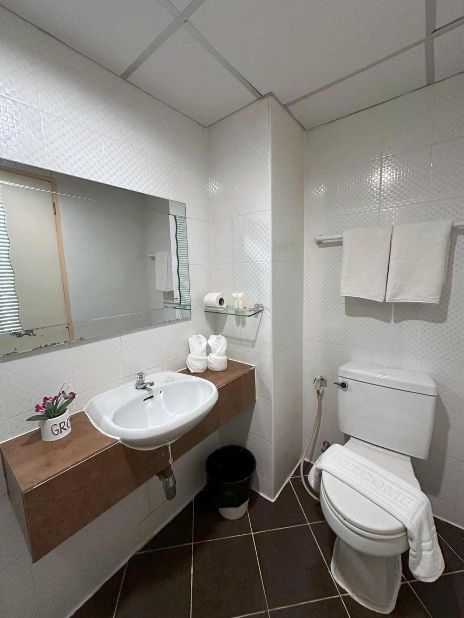 Aryan Suites Hotel Bangkok Esterno foto
