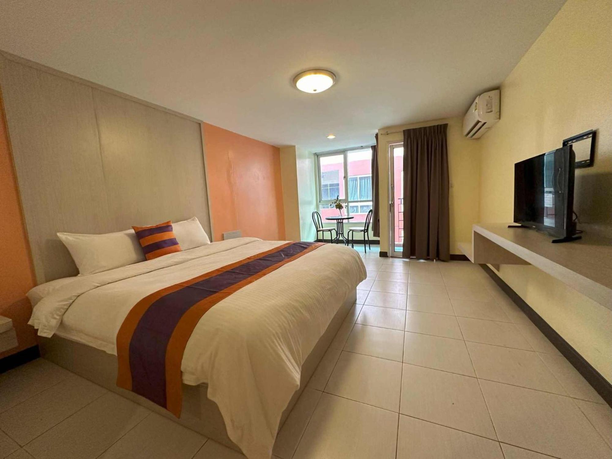 Aryan Suites Hotel Bangkok Esterno foto