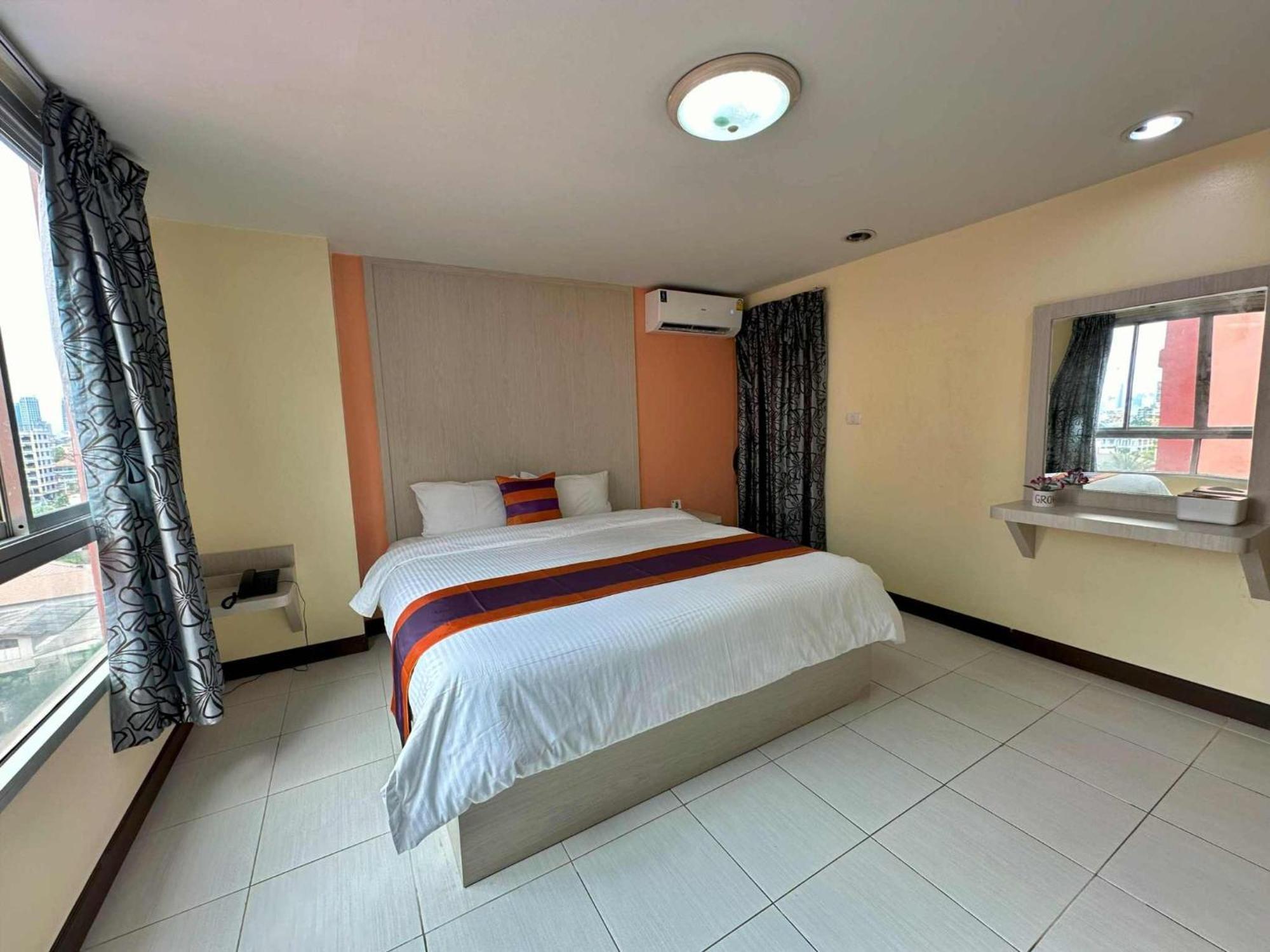 Aryan Suites Hotel Bangkok Esterno foto